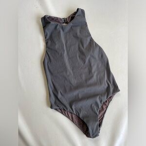 Acacia Cece ribbed in Carob